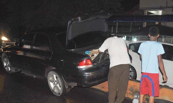 Sedan yang naik ke atas median jalan. 